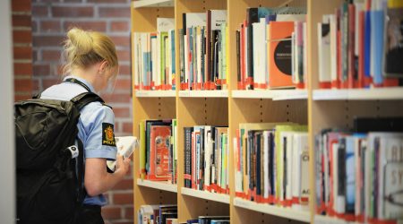 Student på biblioteket ved Politihøgskolen