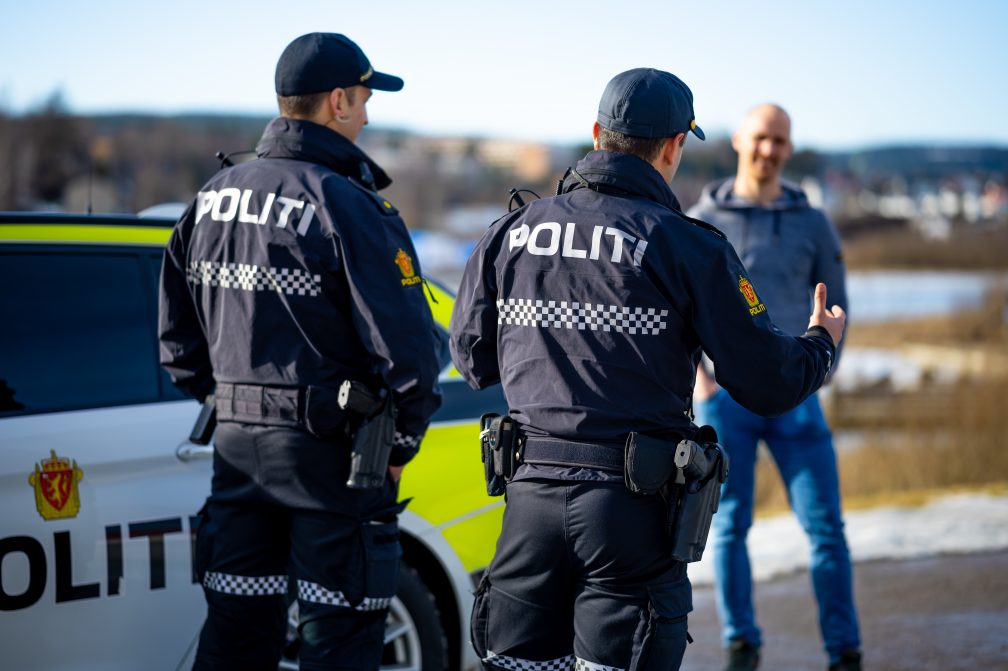 Politiet møter publikum, ved patruljebil